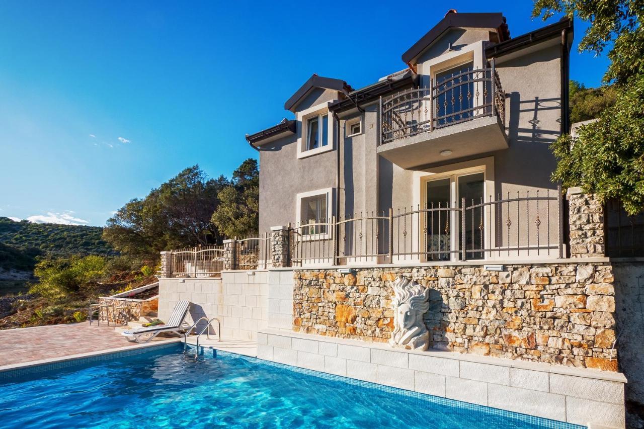 Holiday Home Beyla Pucisca Bagian luar foto