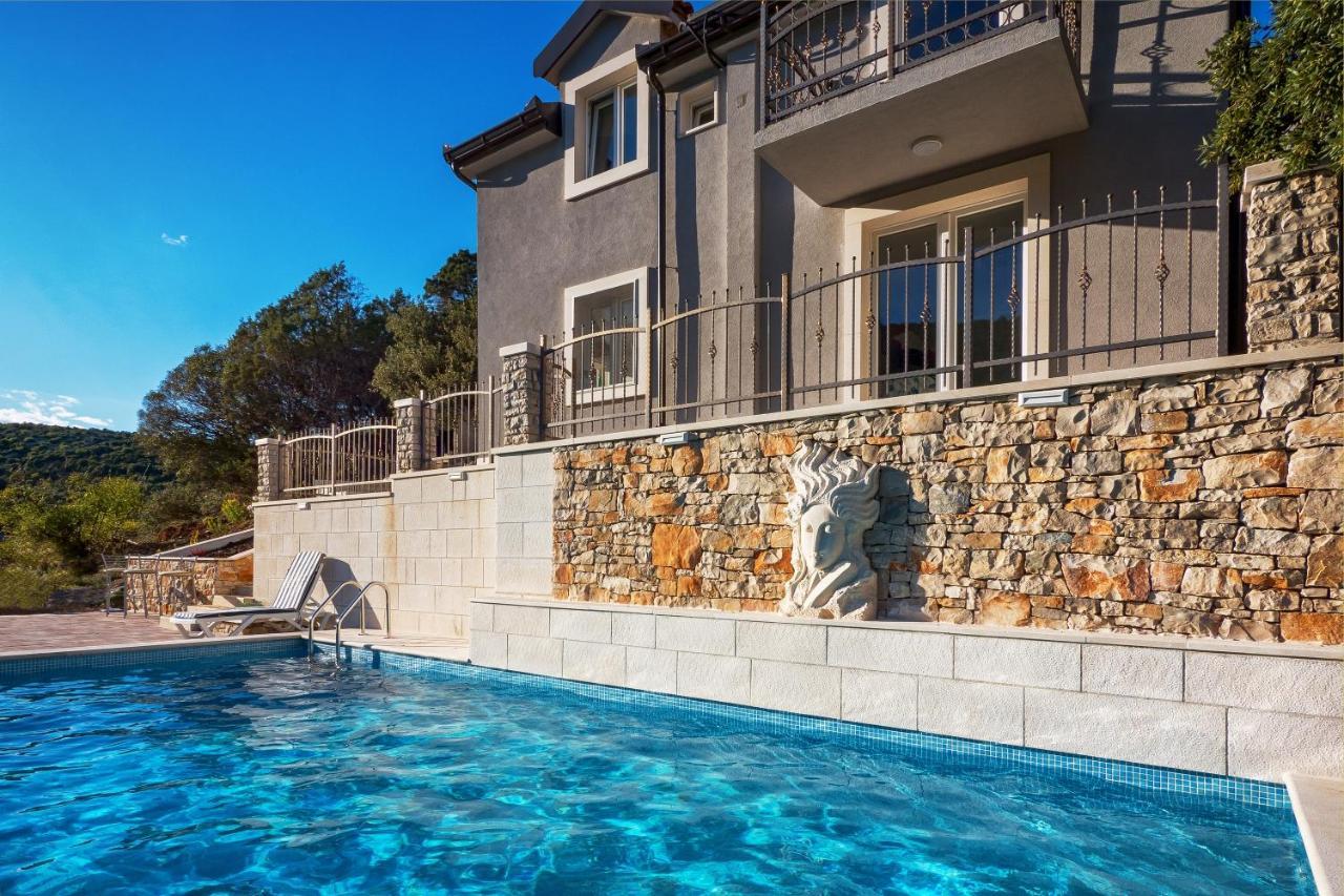 Holiday Home Beyla Pucisca Bagian luar foto