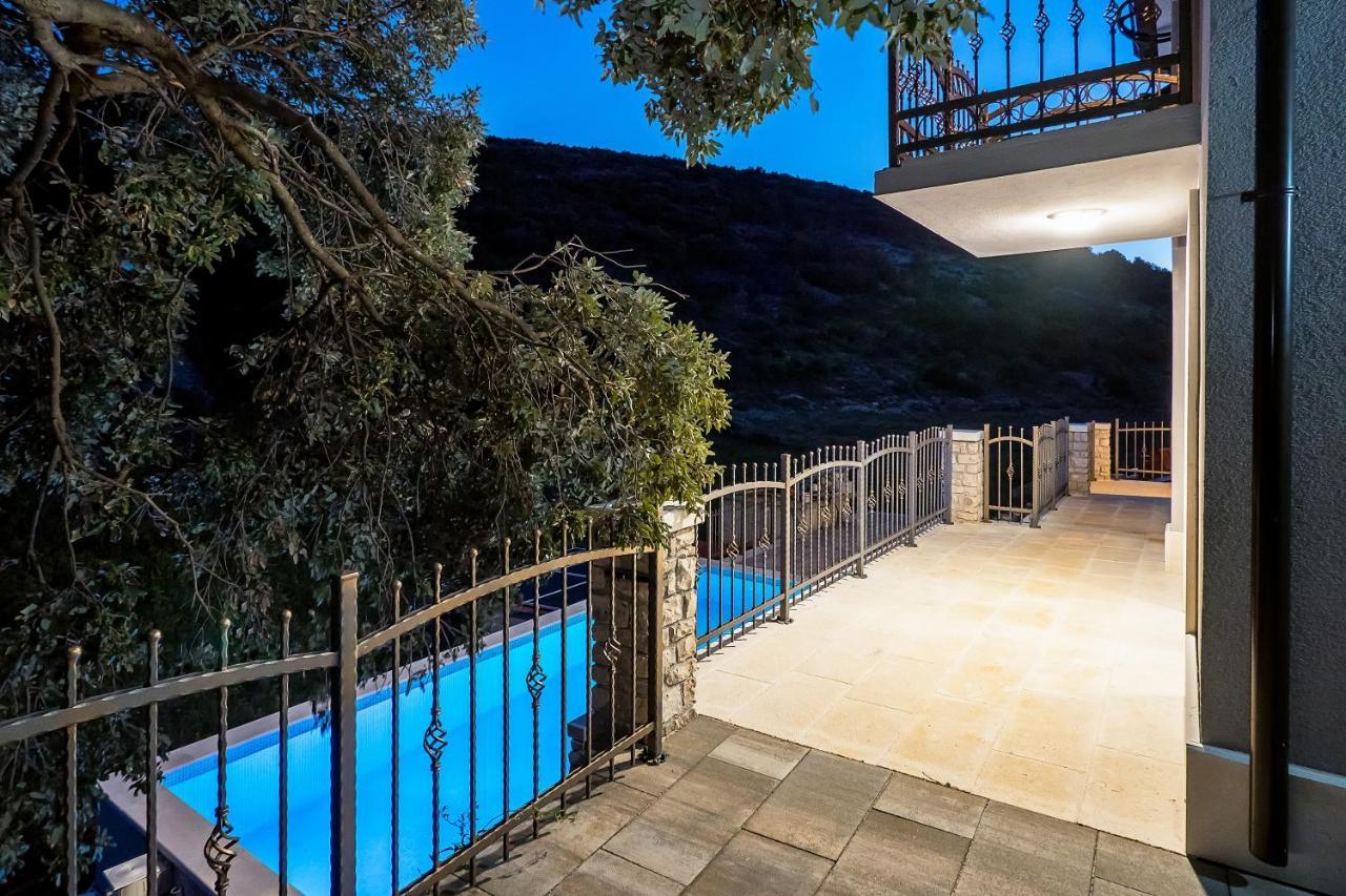 Holiday Home Beyla Pucisca Bagian luar foto