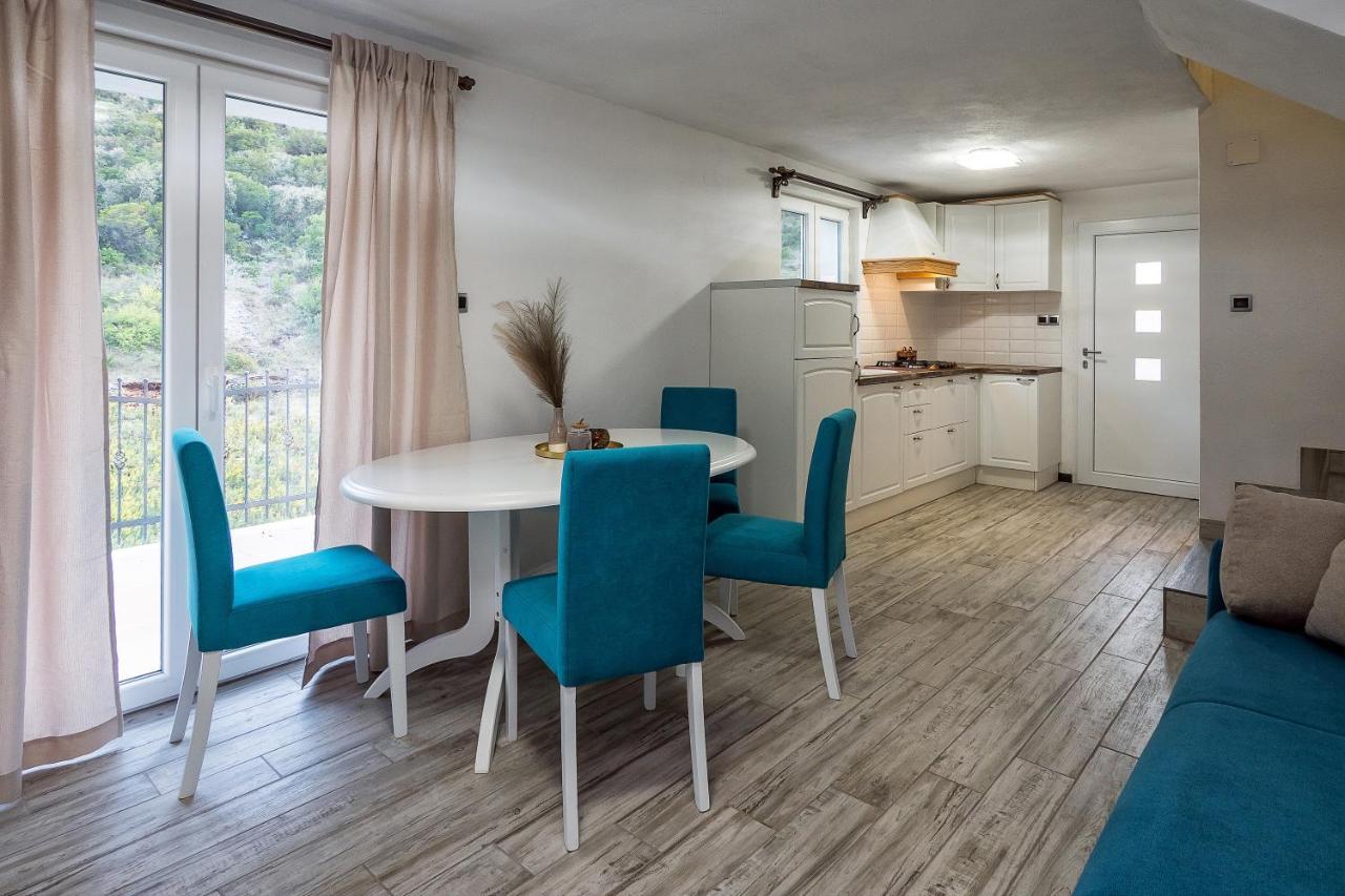 Holiday Home Beyla Pucisca Bagian luar foto