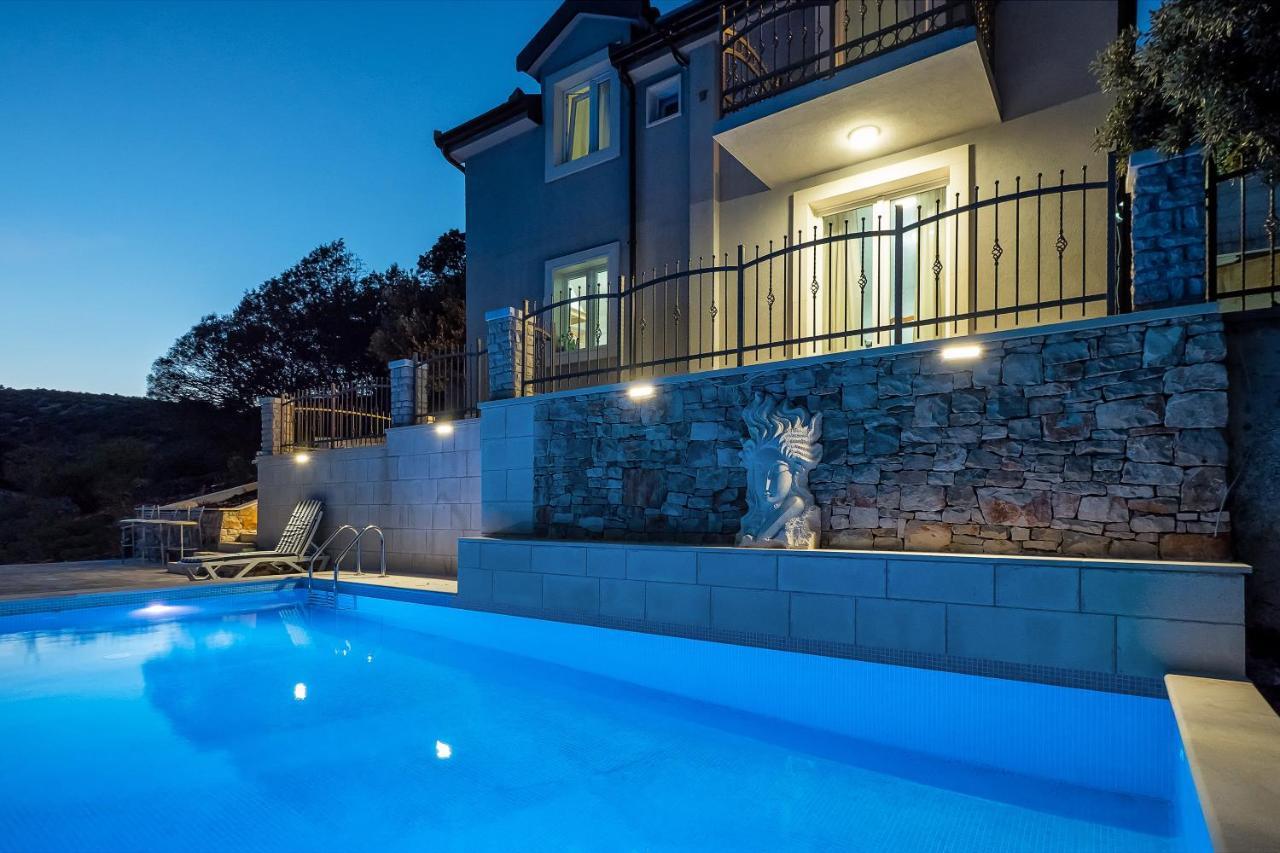 Holiday Home Beyla Pucisca Bagian luar foto