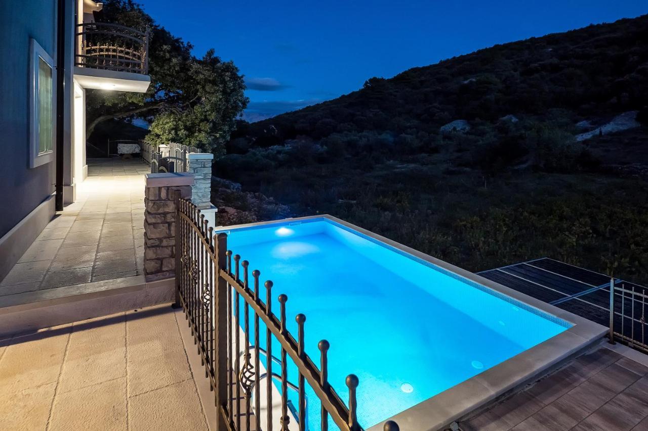 Holiday Home Beyla Pucisca Bagian luar foto