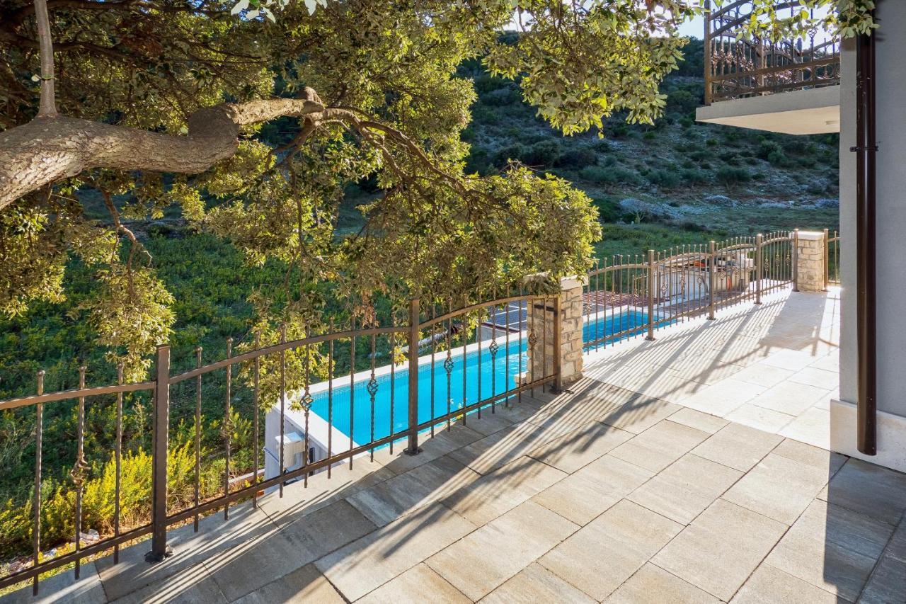 Holiday Home Beyla Pucisca Bagian luar foto